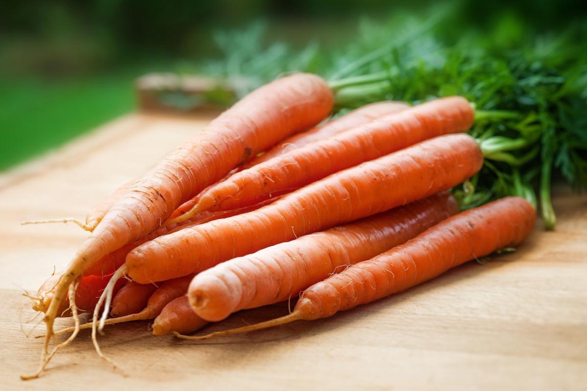 A bundle of carrots on a cutting board